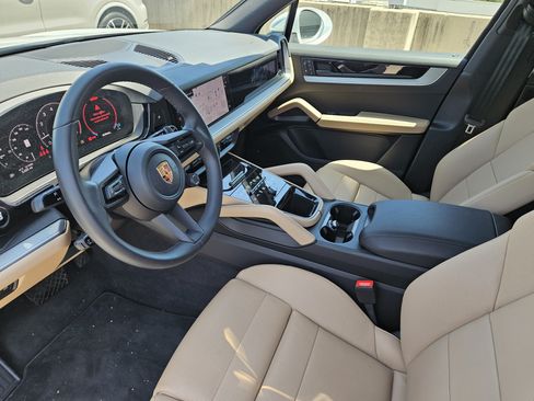 Certified 2026 Porsche Cayenne AWD/4WD image 4