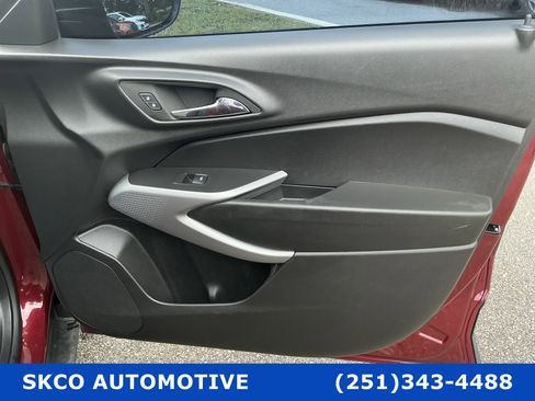 Used 2024 Chevrolet Trax RS FWD image 12