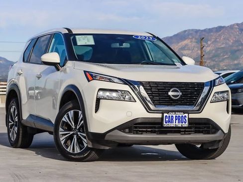 Used 2023 Nissan Rogue SV image 2