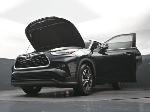 Used 2022 Toyota Highlander XLE AWD/4WD image 33