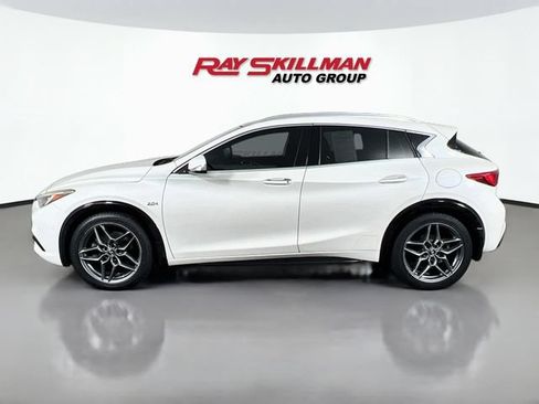 Used 2017 INFINITI QX30 Premium w/ Navigation Package FWD image 4
