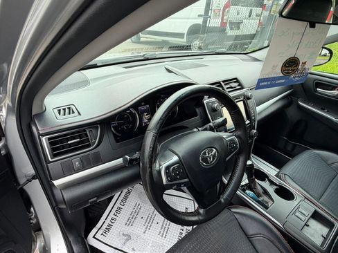 Used 2015 Toyota Camry SE w/ Moonroof Package FWD image 9