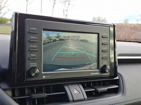 Used 2022 Toyota RAV4 SE image 3