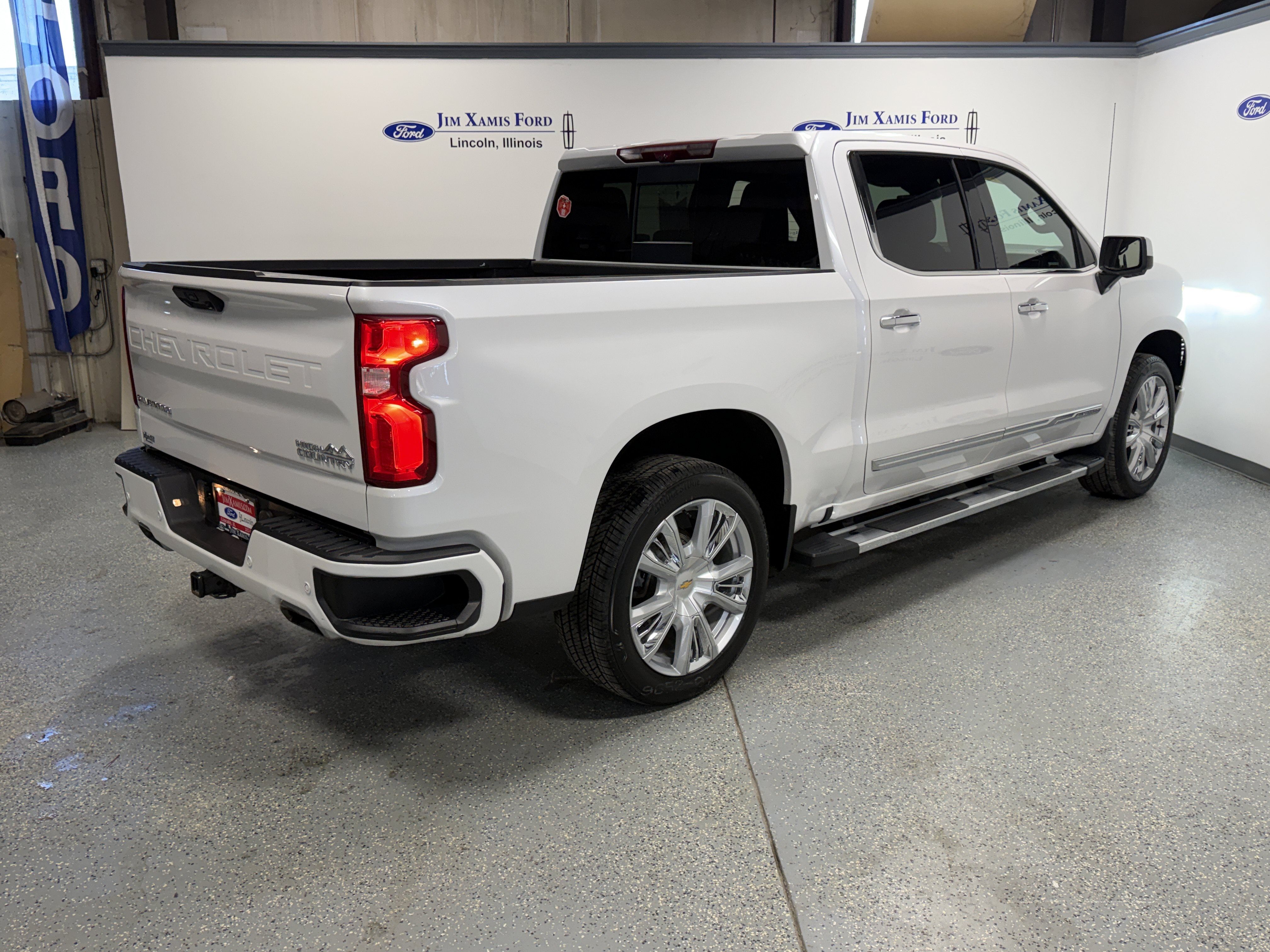 Used 2024 Chevrolet Silverado 1500 High Country w/ High Country Premium Package AWD/4WD image 36