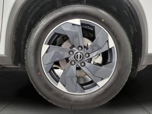 Used 2025 Nissan Rogue SV image 4