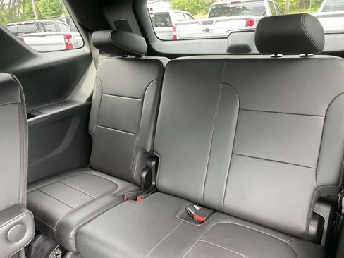 Used 2023 Chevrolet Traverse Premier FWD image 12