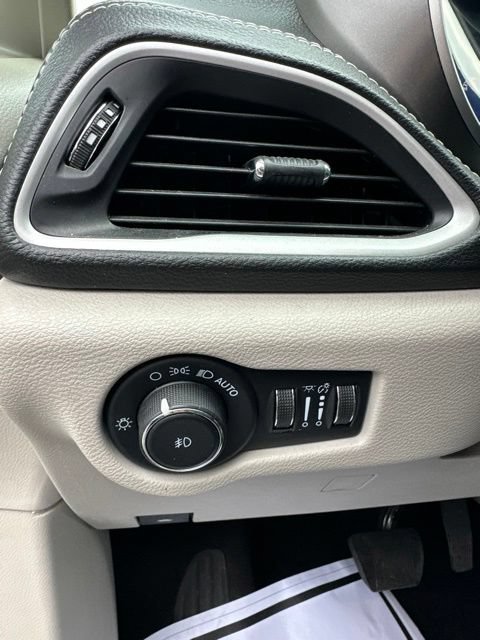 Used 2023 Chrysler Pacifica Touring-L FWD image 17