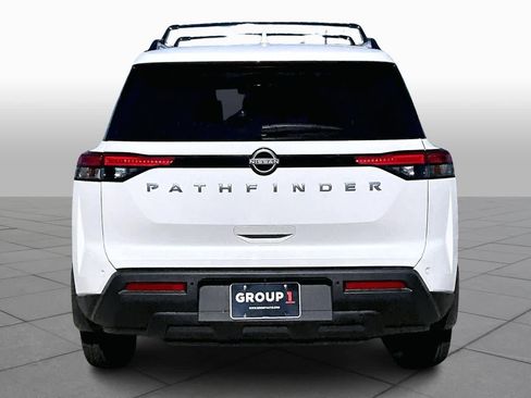 New 2025 Nissan Pathfinder SV image 4
