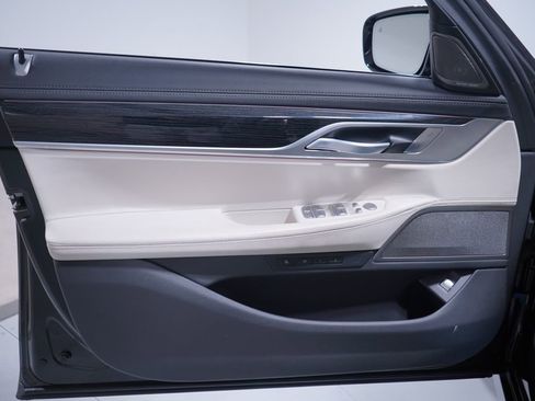 Used 2022 BMW 740i RWD image 16