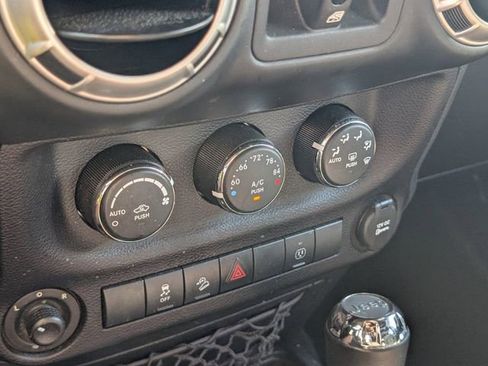 Used 2016 Jeep Wrangler Unlimited Rubicon w/ Connectivity Group image 22