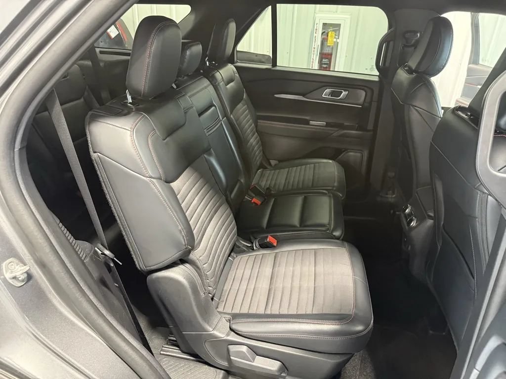 Used 2025 Ford Explorer ST-Line w/ ST-Line Street Pack AWD/4WD image 34