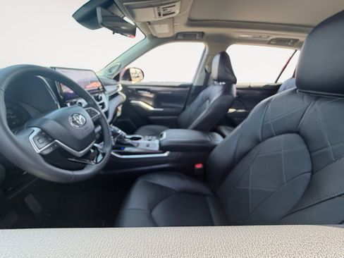 New 2026 Toyota Highlander Platinum image 9