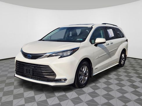 Used 2021 Toyota Sienna XLE w/ XLE Plus Package AWD/4WD image 2