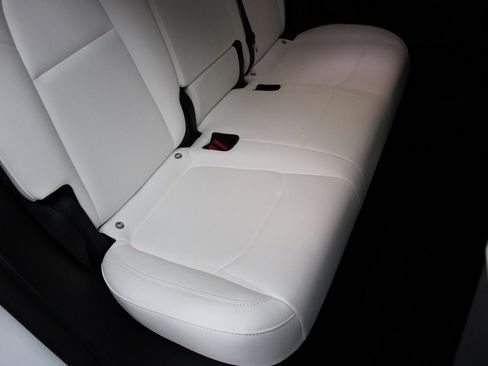 Used 2022 Tesla Model Y Long Range image 27