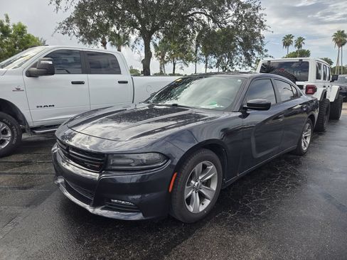 Used 2016 Dodge Charger SXT RWD image 3