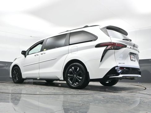 Used 2025 Toyota Sienna XSE AWD/4WD image 31
