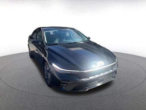 Used 2025 Hyundai Elantra SEL image 22