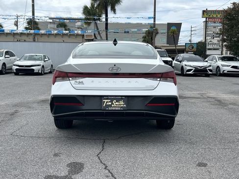 Used 2025 Hyundai Elantra Limited FWD image 5