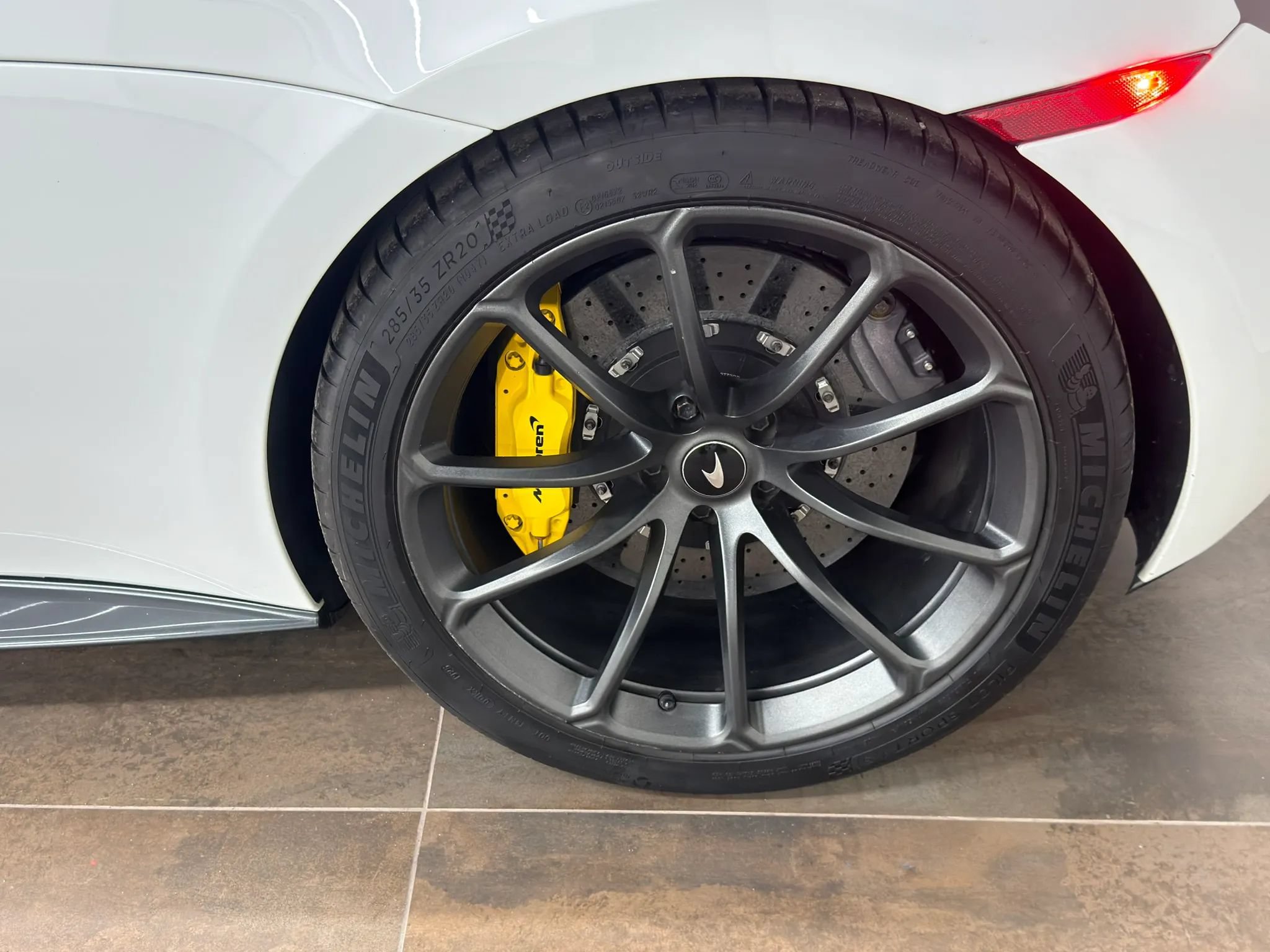 Used 2019 McLaren 570S Spider RWD image 37