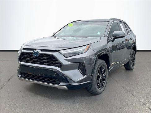 Used 2022 Toyota RAV4 SE image 3