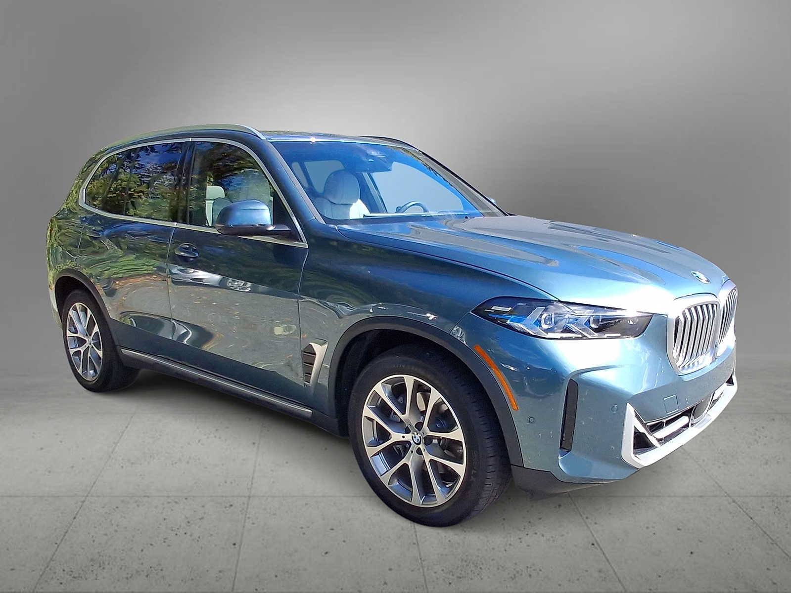 Used 2024 BMW X5 xDrive40i w/ Premium Package AWD/4WD image 2