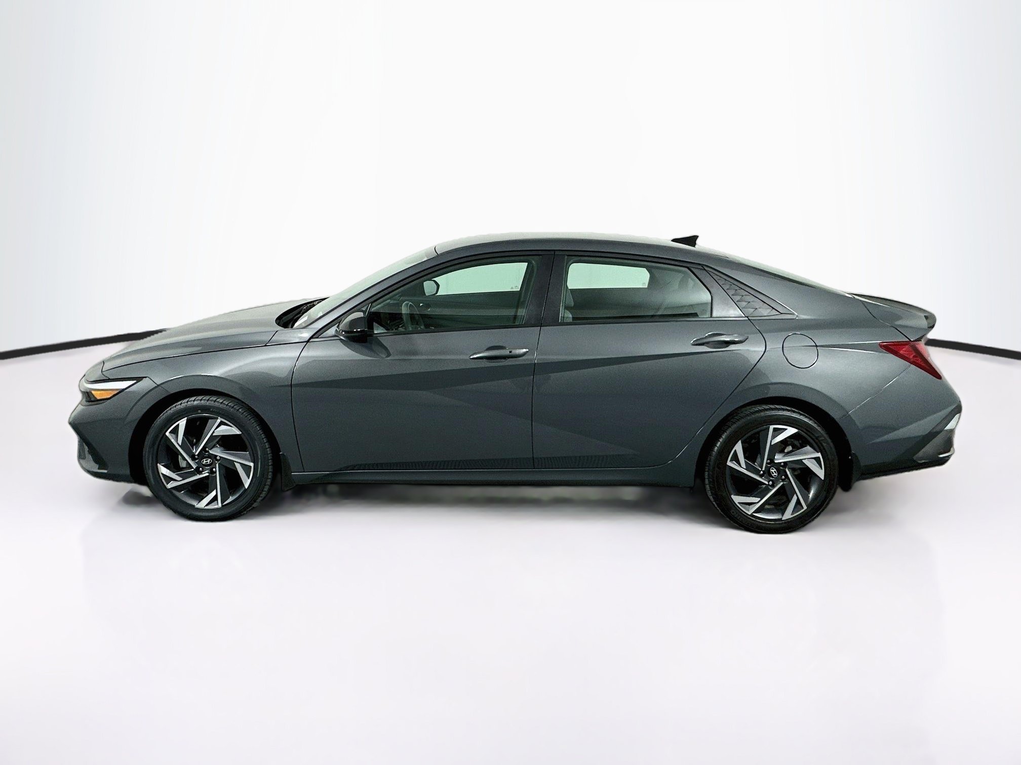 Used 2025 Hyundai Elantra Sport FWD image 4