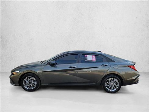 Used 2025 Hyundai Elantra Hybrid FWD image 9