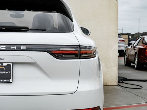 Used 2021 Porsche Cayenne w/ Premium Package image 58