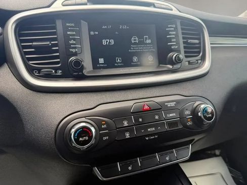 Used 2018 Kia Sorento FWD image 17