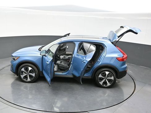 Used 2025 Volvo XC40 B5 Plus image 34