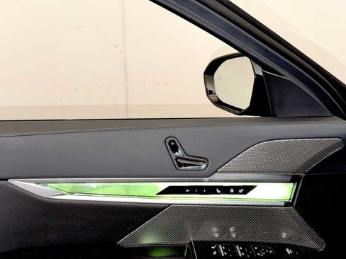 Certified 2025 BMW 760i xDrive w/ Executive Package AWD/4WD image 10