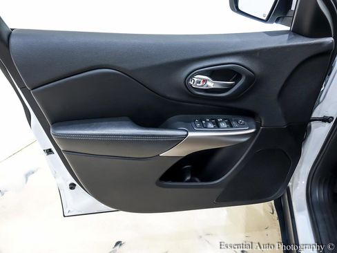 Used 2019 Jeep Cherokee Latitude Plus w/ Comfort/Convenience Group image 25