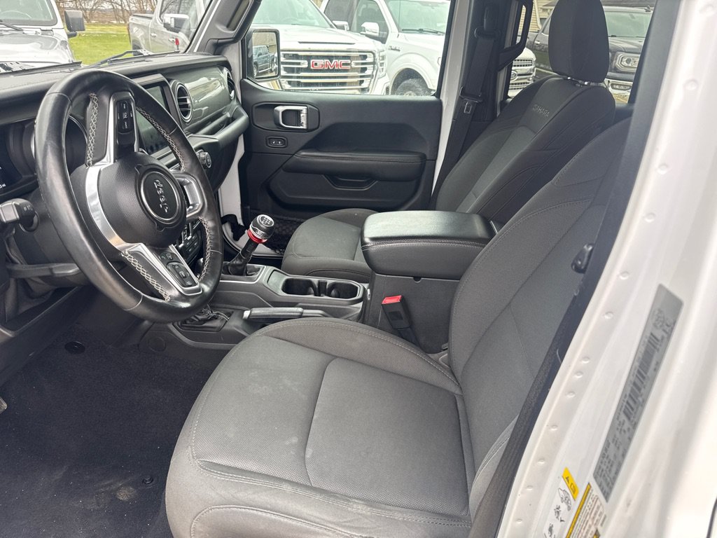 Used 2019 Jeep Wrangler Unlimited Sahara w/ Dual Top Group AWD/4WD image 18