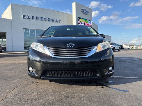 Used 2015 Toyota Sienna XLE image 2