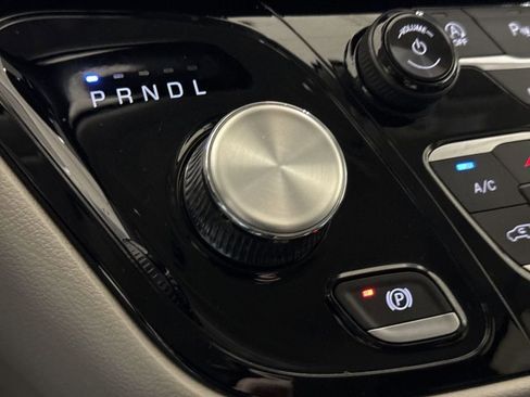 Used 2023 Chrysler Pacifica Touring-L image 17