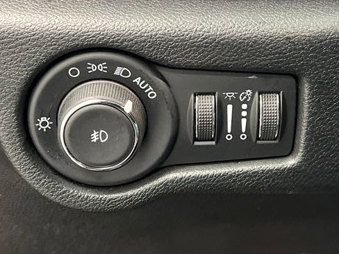 Used 2025 Chrysler Pacifica Limited image 56