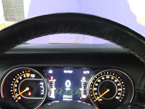 Used 2019 Jeep Wrangler Unlimited Sahara w/ Uconnect 4C Nav & Sound Group AWD/4WD image 18