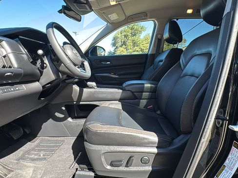 Used 2023 Nissan Pathfinder SL w/ Black Appearance Package image 9