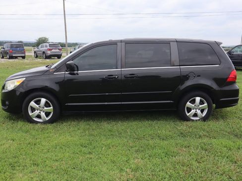Used 2010 Volkswagen Routan SE FWD image 10