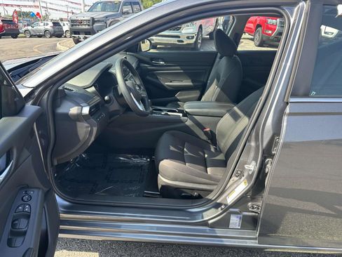 Used 2024 Nissan Altima 2.5 SV image 16