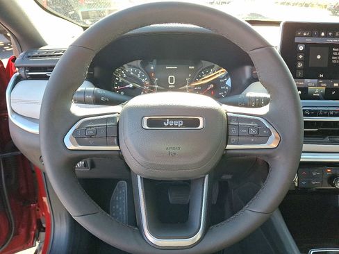 Used 2025 Jeep Compass Limited image 20