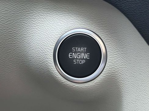 Certified 2024 Volvo XC40 B5 Plus AWD/4WD image 29