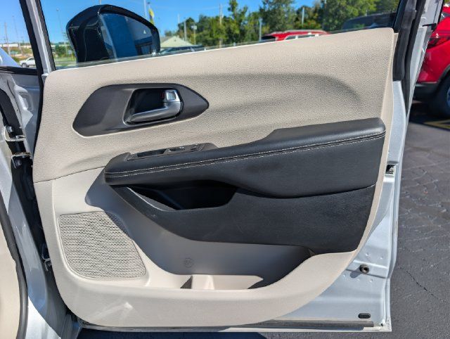 Used 2024 Chrysler Pacifica Touring-L FWD image 13