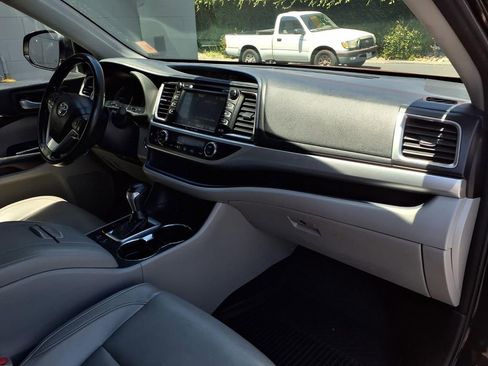 Used 2018 Toyota Highlander XLE w/ Carpet Mat Package (TMS) AWD/4WD image 23