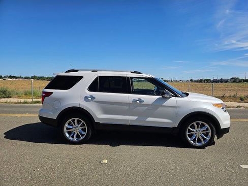 Used 2014 Ford Explorer XLT w/ Equipment Group 202A AWD/4WD image 4