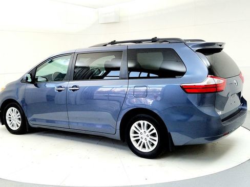 Used 2017 Toyota Sienna XLE FWD image 4