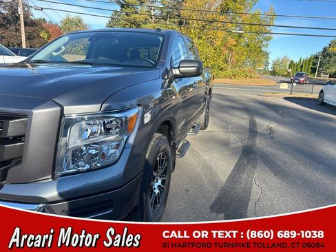 Used 2021 Nissan Titan SV w/ SV Convenience Package image 9