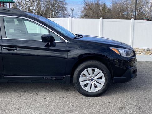 Used 2017 Subaru Outback 2.5i Premium image 6