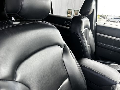 Used 2019 Ford Explorer XLT w/ Equipment Group 202A AWD/4WD image 13