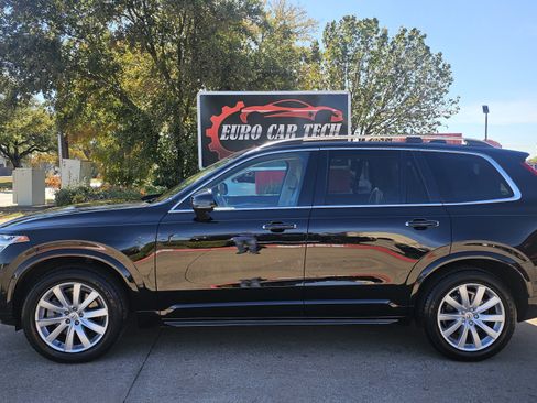 Used 2017 Volvo XC90 T6 Momentum w/ Vision Package image 2